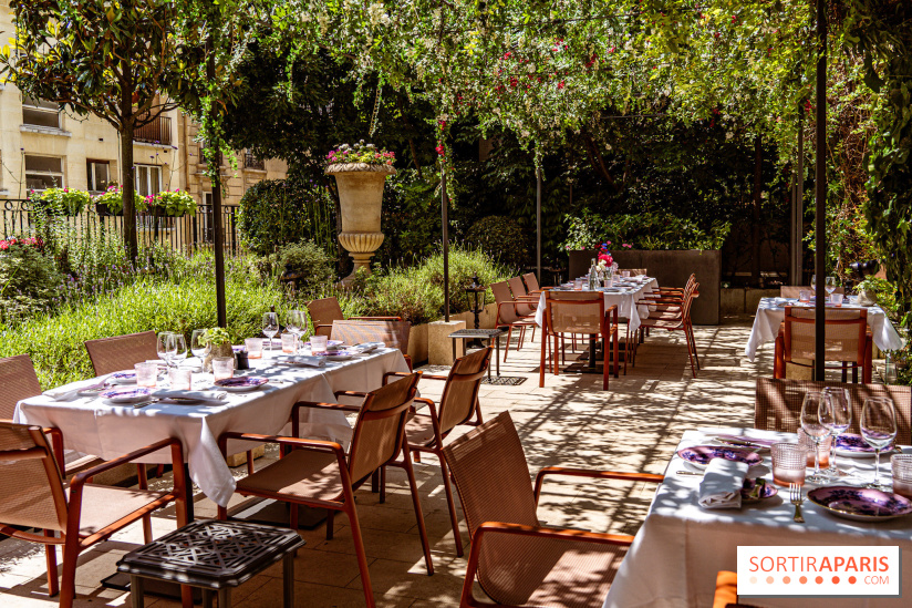 La terrasse jardin Summer de la Bauhinia au Shangri-La Paris
