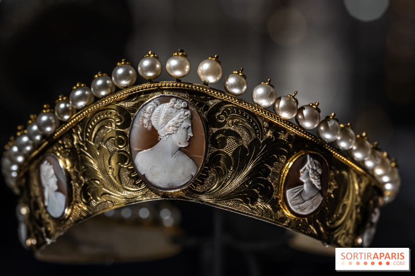 Exposition 'Bijoux de Scène de la Comédie Française' à l'hôtel historique de Mercy-Argenteau qui se dévoile