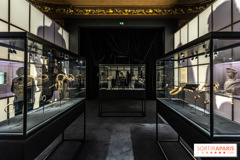 Exposition 'Bijoux de Scène de la Comédie Française' à l'hôtel historique de Mercy-Argenteau qui se dévoile