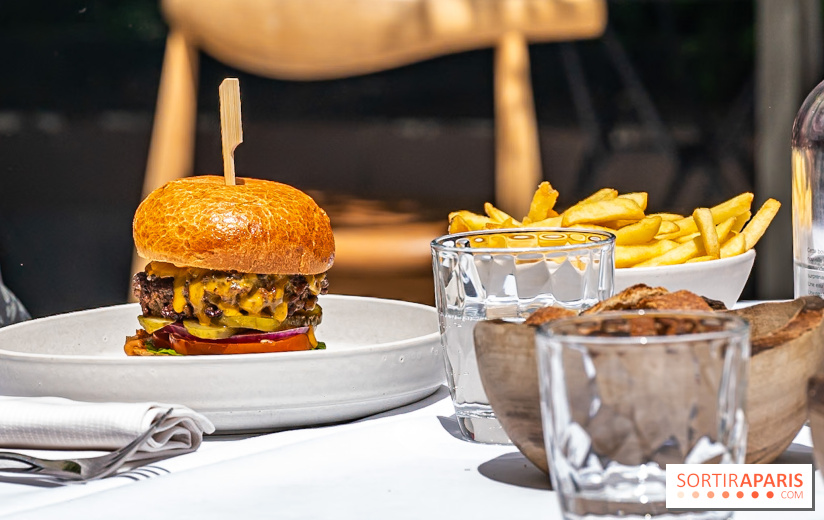La terrasse du Jardin Privé à Châtelet Les Halles en mode barbecue - burger