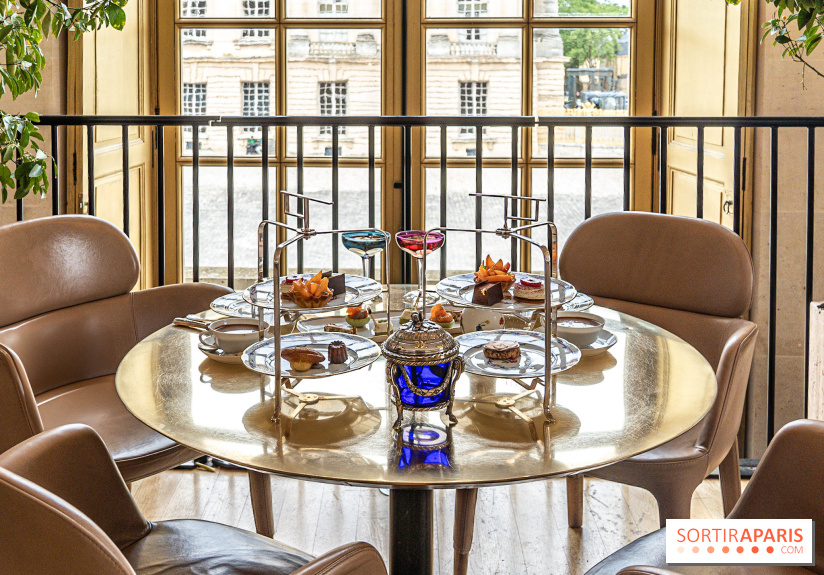 Le Tea Time de la Reine d'Ore à Versailles - table et vue sur la cour du château
