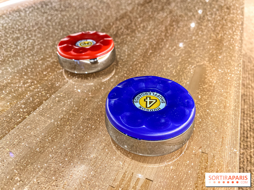 Shuffled, l'enseigne de shuffleboard à Boom Boom Villette