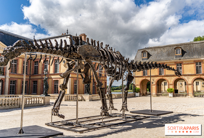 A giant dinosaur at the Château de Dampierre - Jurassic at the Château de Dampierre - A7C8894