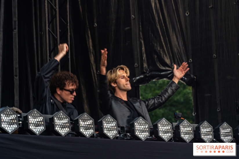 La Fan zone de Saint-Quentin en Yveli!nes, soirée Ofenbach et drones -  A7C0382