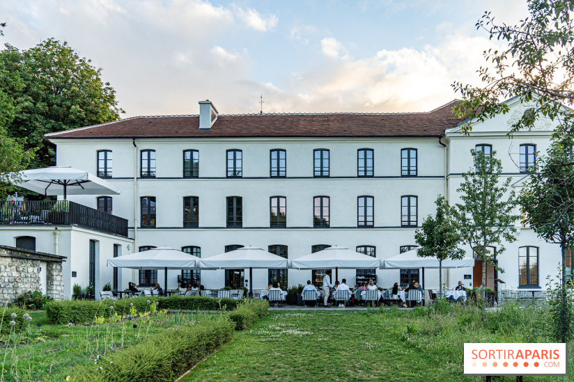 La terrasse dans un jardin avec vue Tour Eiffel du Marguerite 1606 au Domaine de la Reine Margot - A7C1351