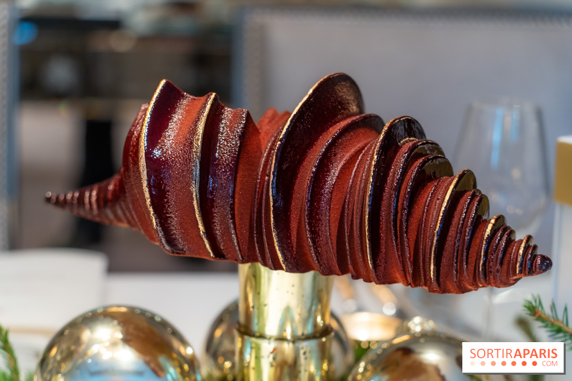 La bûche de Noël Triton du Shangri La Paris 2024 par Maxence Barbot et sa galette des rois 2025 - photos