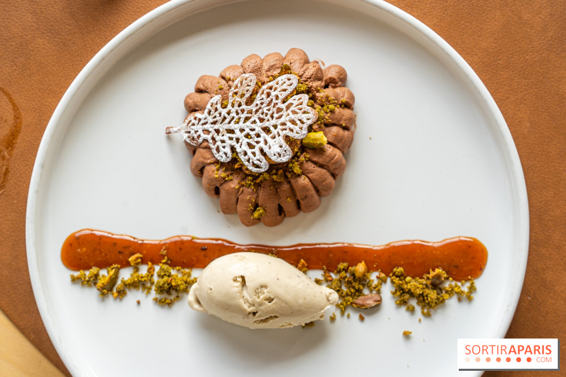 La Table du Château à Dampierre-en-Yvelines, le restaurant face au château - nos photos -  Mousse et moelleux au chocolat Virunga 70%, caramel de lentins des chênes, glace à la fève tonka