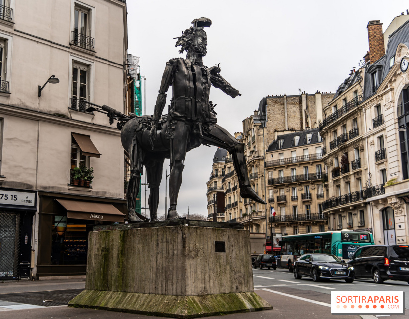Le Centaure de César à Paris et sa statue de la Liberté miniature -  A7C0241