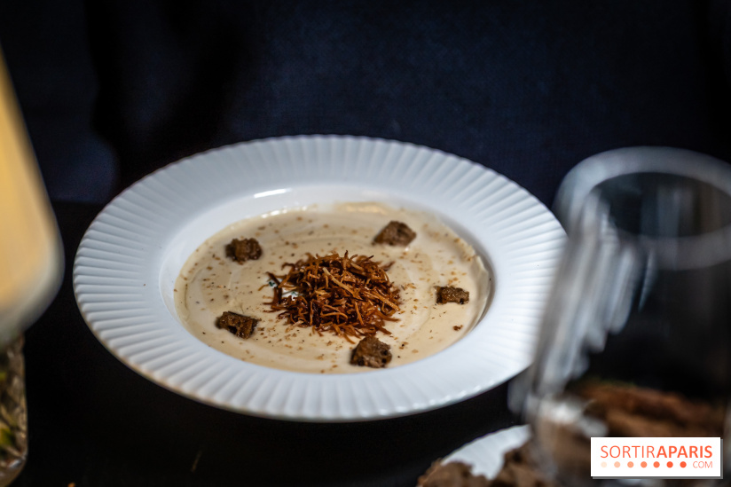 Monsieur Claude, le restaurant par Danny Khezzar à Rueil dans le 92 - LE VELOUTÉ Velouté de topinambours, fève de tonka, chèvre frais ail & fines herbes et chips de panais