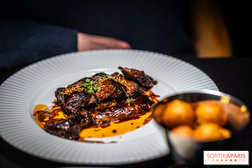 Monsieur Claude, le restaurant par Danny Khezzar à Rueil dans le 92 - L'ONGLET DE LA MAISON METZGER Onglet de bœuf, laquage du Chef, échalote confite, sésame au kimchi, jus de bœuf à l'échalote, et pomme dauphine maison