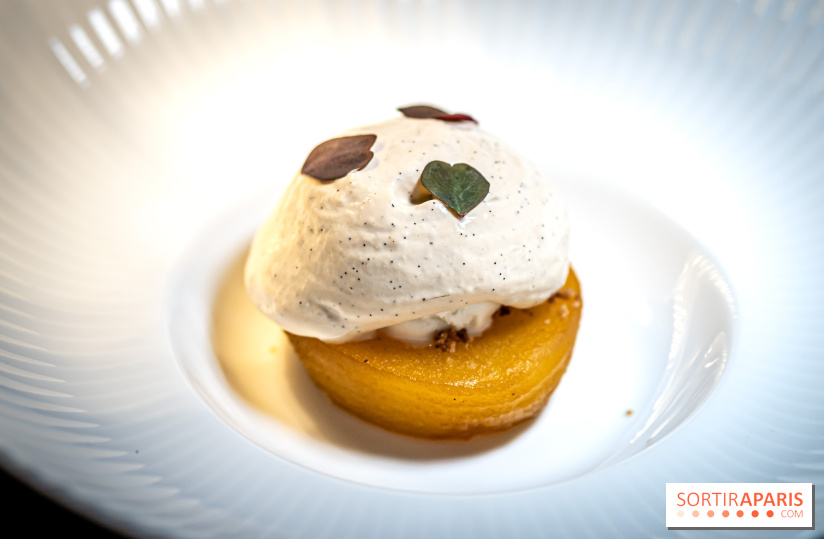 Monsieur Claude, le restaurant par Danny Khezzar à Rueil dans le 92 - LA POMME AU FOUR Pomme rôtie au four, praliné pistache, crumble, glace verveine, siphon vanille brûlée, Oxalis