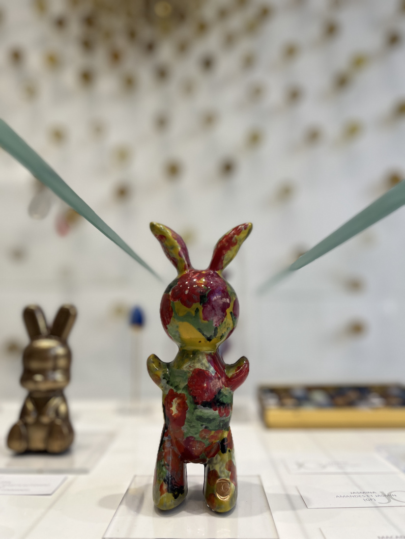 Fêtez Pâques de façon renversante au Paradox Museum à Paris, avec lapins géants et douceurs enchantées.