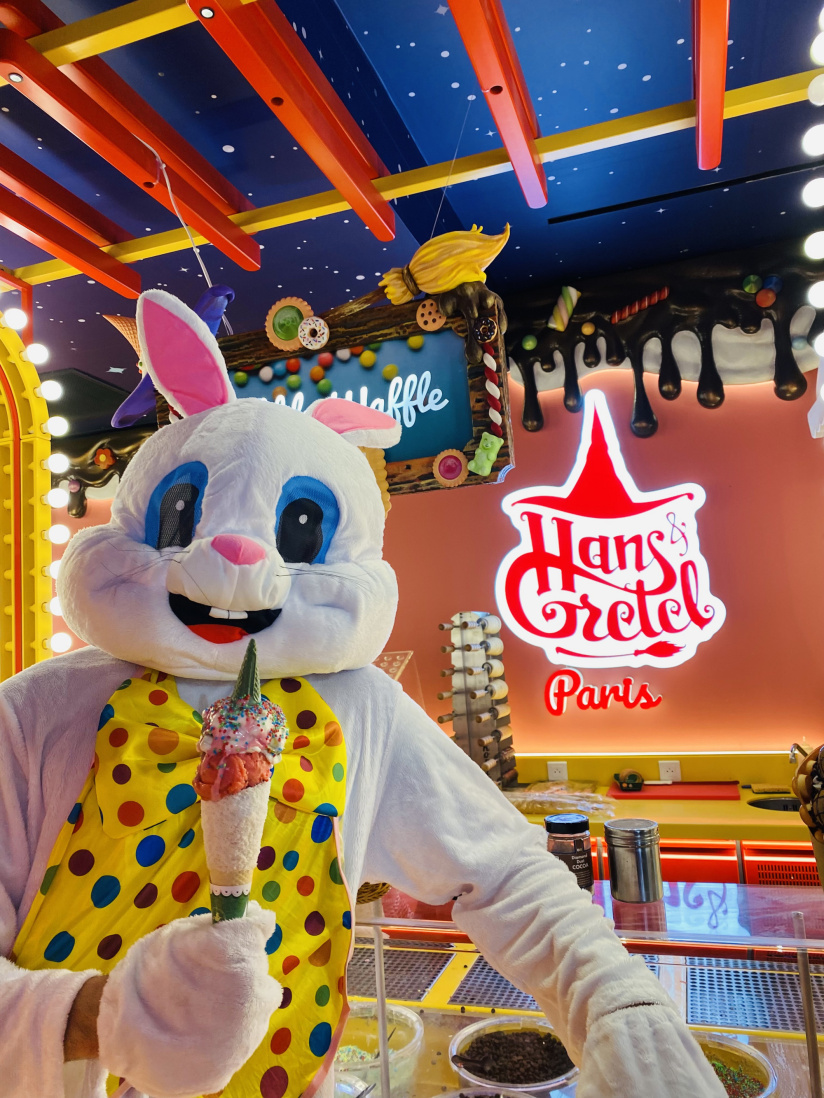 Fêtez Pâques de façon renversante au Paradox Museum à Paris, avec lapins géants et douceurs enchantées.