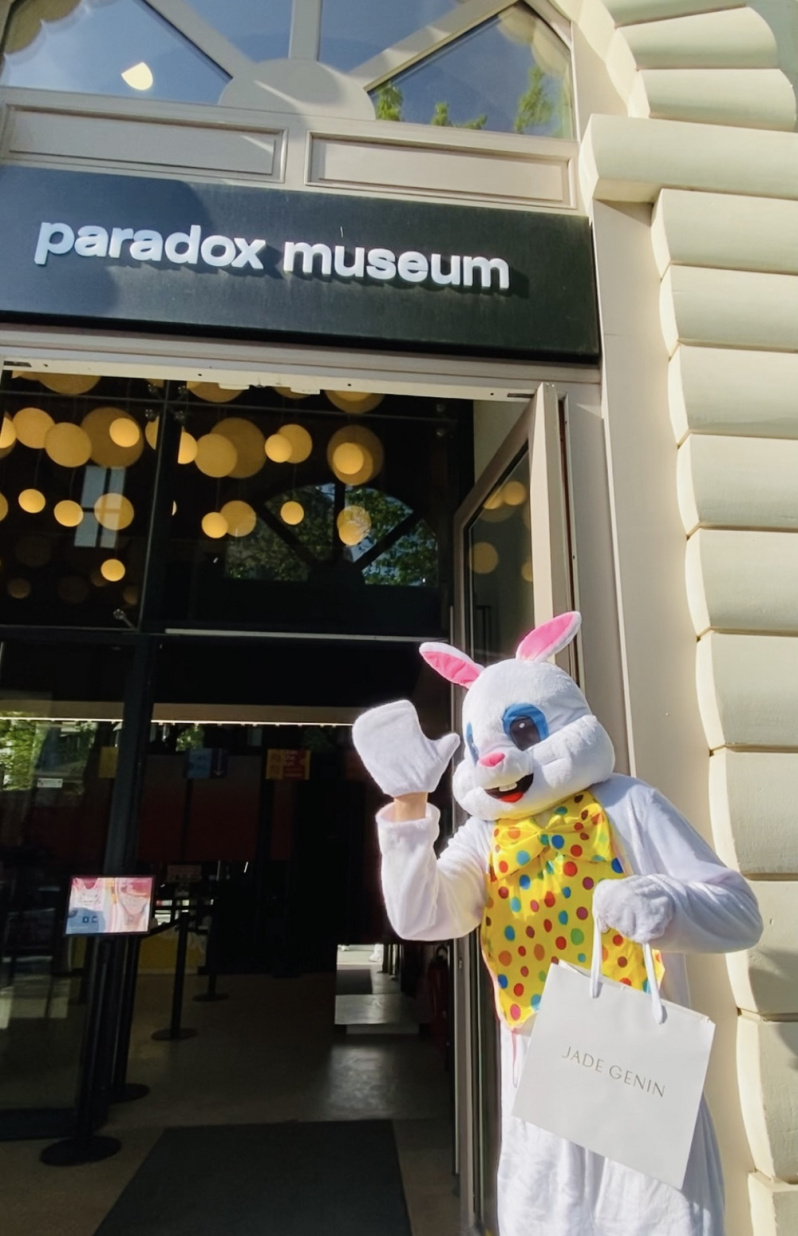 Fêtez Pâques de façon renversante au Paradox Museum à Paris, avec lapins géants et douceurs enchantées.