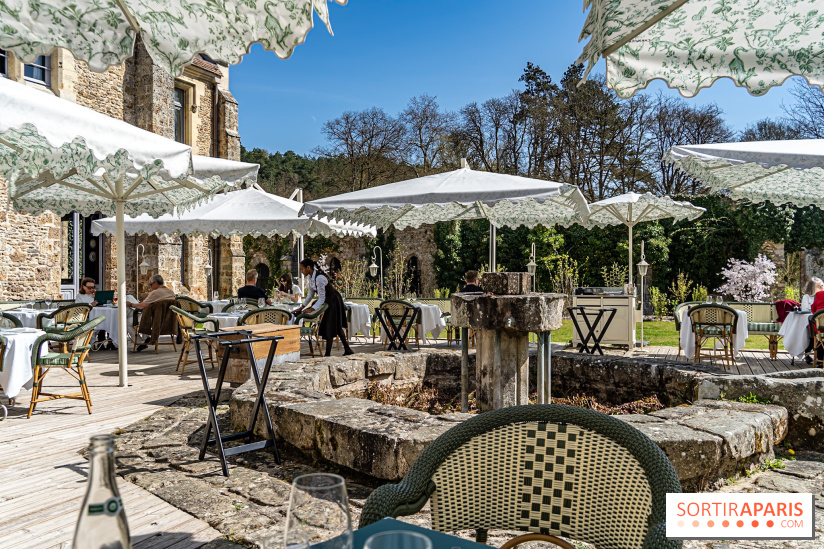 Les Chasses, le restaurant insolite avec une superbe terrasse à l'Abbaye des vaux de Cernay dans les Yvelines