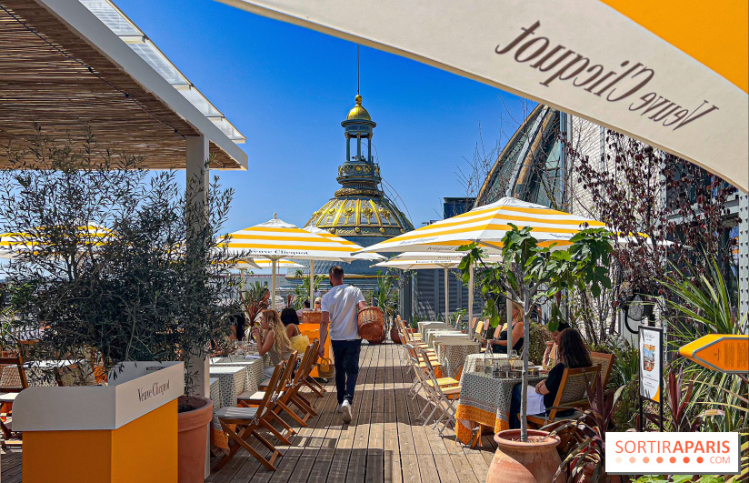 La terrasse estivale du Printemps Haussmann 2025 avec vue sur Paris et la Tour Eiffel