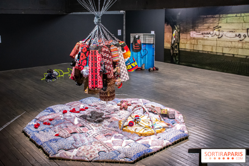 Exposition de vêtements-images de Chalisée Naamani au Palais de Tokyo