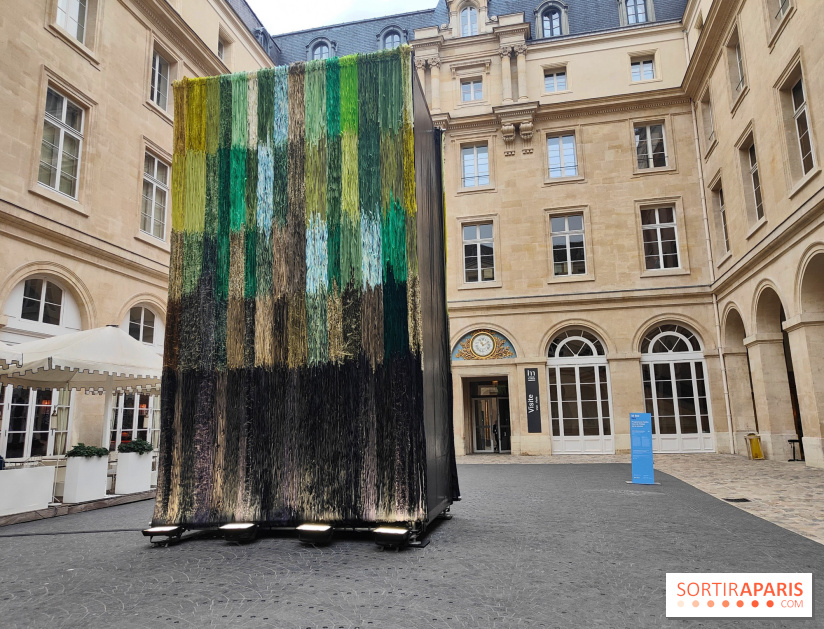 Art Basel Paris 2025 : une installation textile installée dans la cour de l'Hôtel de la Marine - fotor 1760090378058