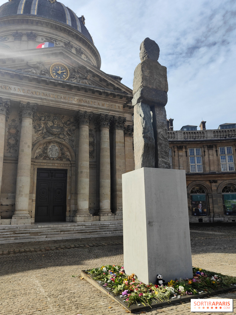 Art Basel Paris 2025 : un totem monumental installé sur le parvis de l'Institut de France - fotor 1760961273488