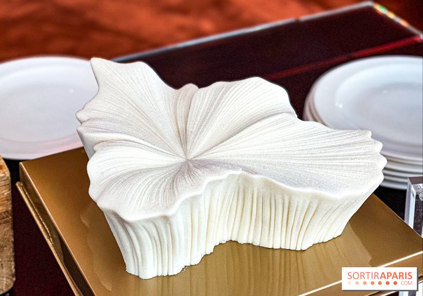 Bûche de Noël Fleur de Vanille du Shangri-La Paris 2025 par Timothy Lan, une création haute couture