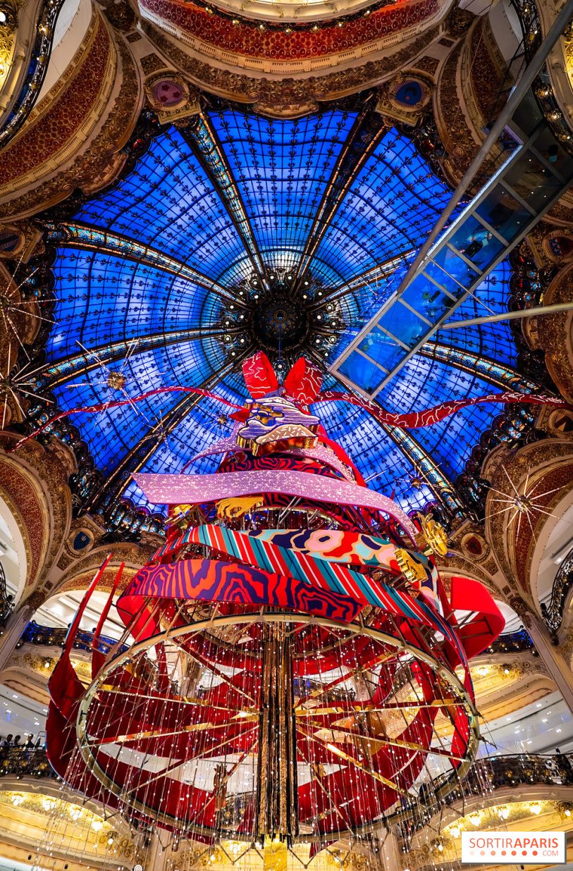 Vitrines et sapin de Noël des Galeries Lafayettes avec Clara Luciani - photos