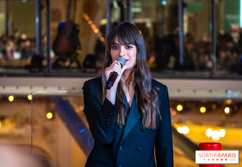 Vitrines et sapin de Noël des Galeries Lafayettes avec Clara Luciani - photos