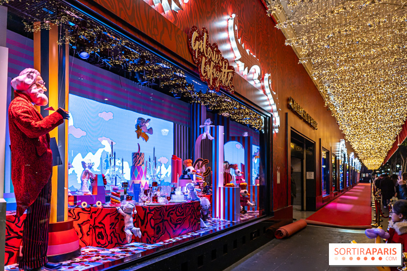 Vitrines et sapin de Noël des Galeries Lafayettes avec Clara Luciani - photos