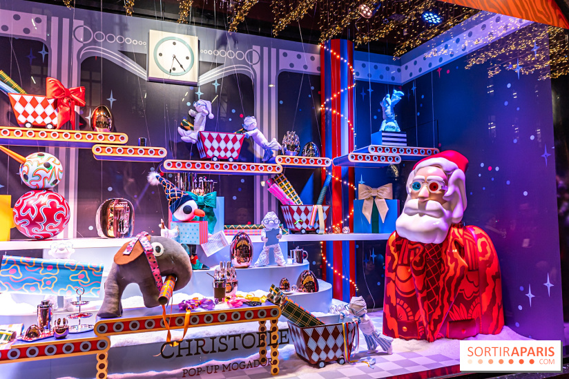 Vitrines et sapin de Noël des Galeries Lafayettes avec Clara Luciani - photos