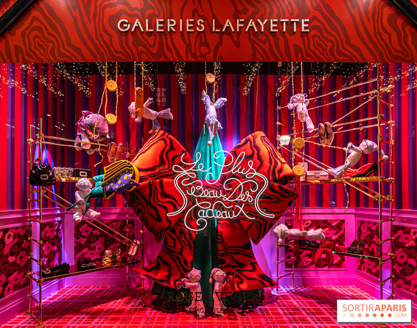 Vitrines et sapin de Noël des Galeries Lafayettes avec Clara Luciani - photos