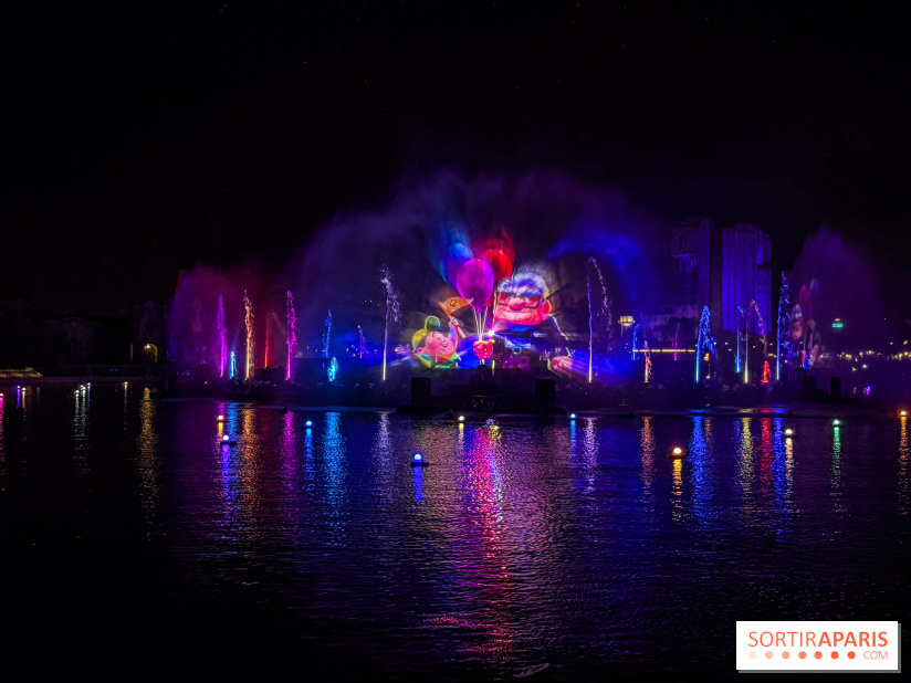 Disneyland Paris : Disney Cascade of Lights, le spectacle nocturne sur Adventure Bay