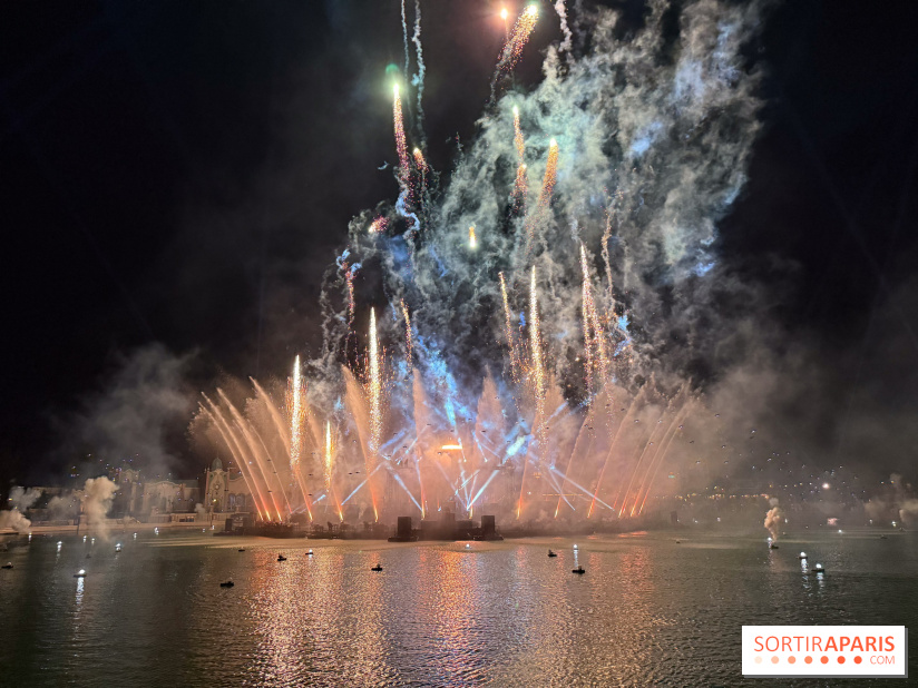 Disneyland Paris : Disney Cascade of Lights, le spectacle nocturne sur Adventure Bay