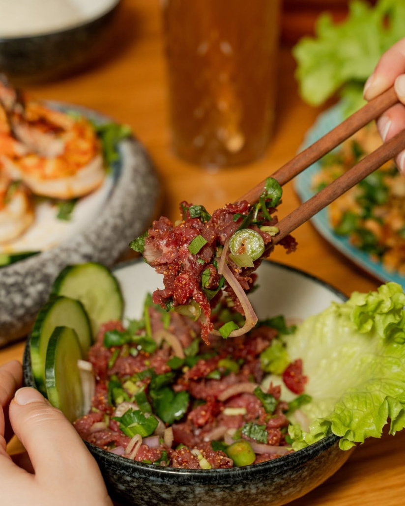 SEP LAÏ à Paris : aperçu des spécialités laotiennes proposées à la carte - Plaisir ultime à chaque bouchée. Vous ne pourrez plus vous en passer ! ✨😋..📍11 rue Buffault, P