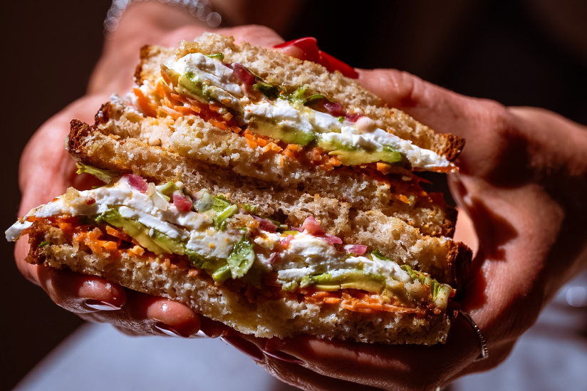 Le Pont Traversé, le coffee shop L'exposition en plein air de Yann Arthus Bertrand a été saccagée par les supporters ce mercredi soir, l'artiste a lancé un appel à l'aide 👉https://sortiraparis.com/r/ajypUfeN gluten se réinvente - sandwich