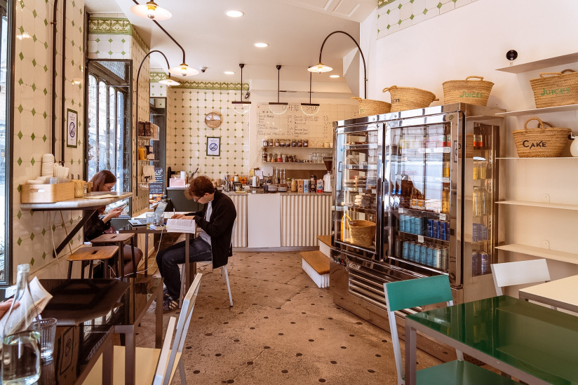 Le Pont Traversé, le coffee shop L'exposition en plein air de Yann Arthus Bertrand a été saccagée par les supporters ce mercredi soir, l'artiste a lancé un appel à l'aide 👉https://sortiraparis.com/r/ajypUfeN gluten se réinvente - salle