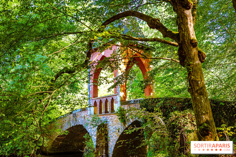La réserve Naturelle des Etangs de Bonnelles, son pont kiosque, temple de l'amour et ses trésors