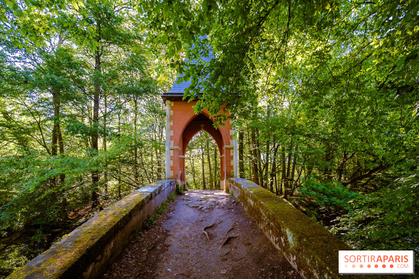 La réserve Naturelle des Etangs de Bonnelles, son pont kiosque, temple de l'amour et ses trésors