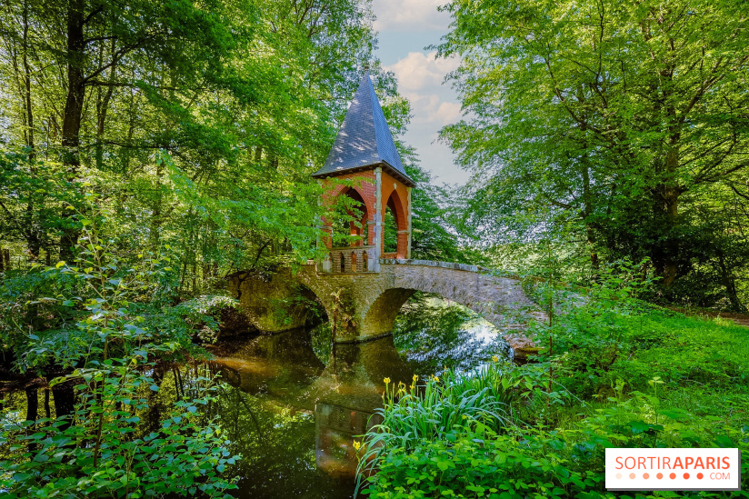 La réserve Naturelle des Etangs de Bonnelles, son pont kiosque, temple de l'amour et ses trésors