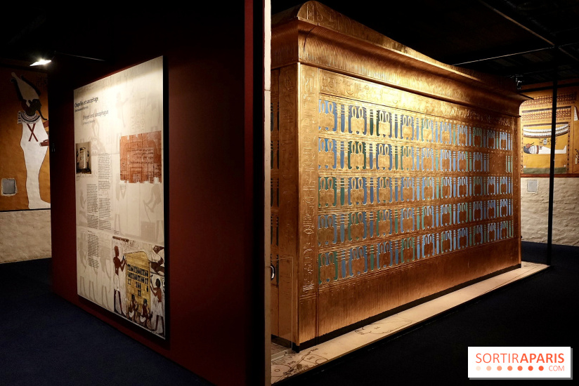 Passage aux hiéroglyphes dans l’exposition - Toutankhamon : son tombeau et ses trésors