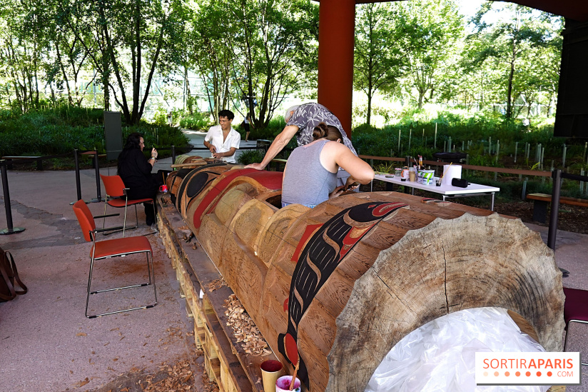 Un mât héraldique installé dans le jardin du musée du Quai Branly