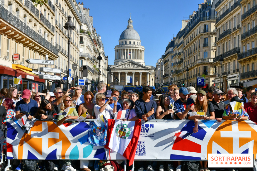 EN Images : le passage du pape Léon XIV en papamobile à Paris