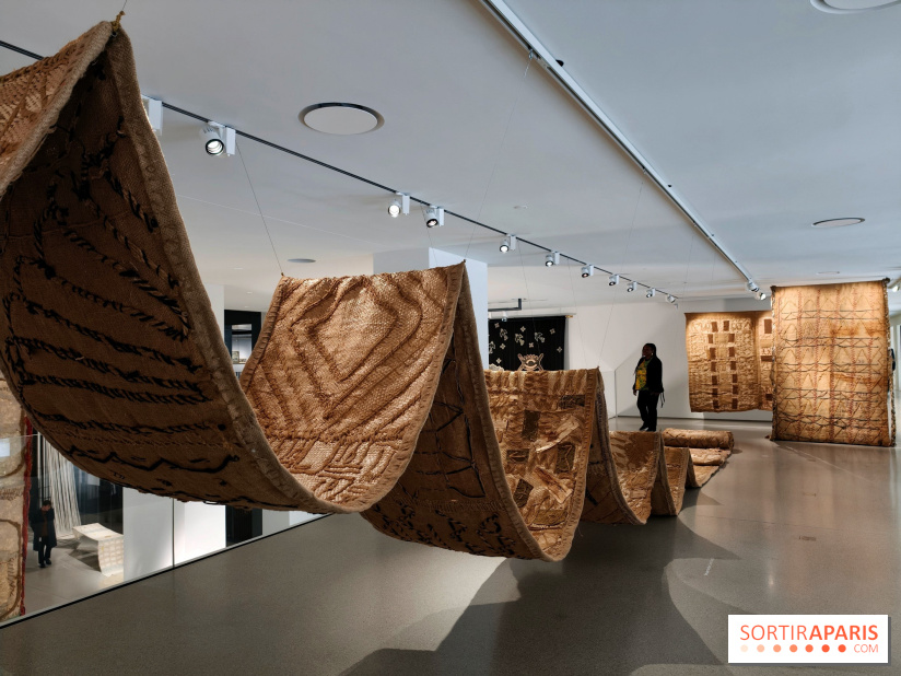 Le Temps des récoltes : Ibrahim Mahama et les artistes ghanéens transforment la Fondation Cartier