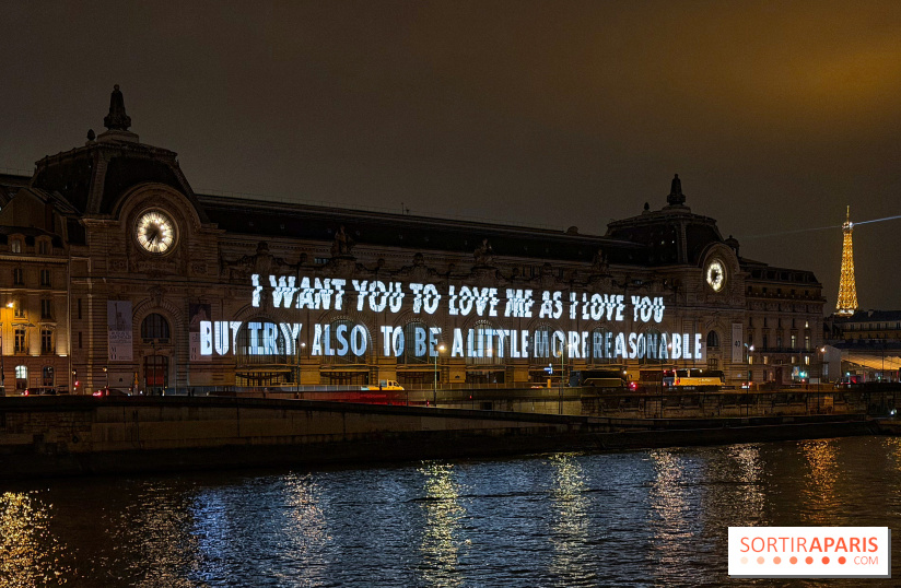 ÉCLAIRÉ par Jenny Holzer, projection lumineuse sur la façade du musée d'Orsay