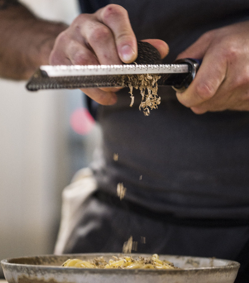 Robert, nouvelle table du 11ème, propose des pâtes fraîches à la truffe cet hiver !