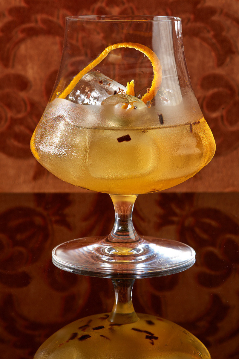 Un cocktail au coin d'un feu de cheminée au bar du restaurant Anne