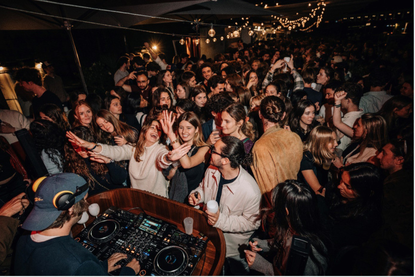 Noti Plage : la guinguette estivale à ne pas manquer au pied de la Tour Eiffel !