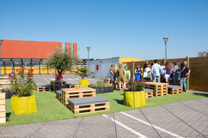 Domus lance des ateliers récolte de miel sur sa terrasse végétale 