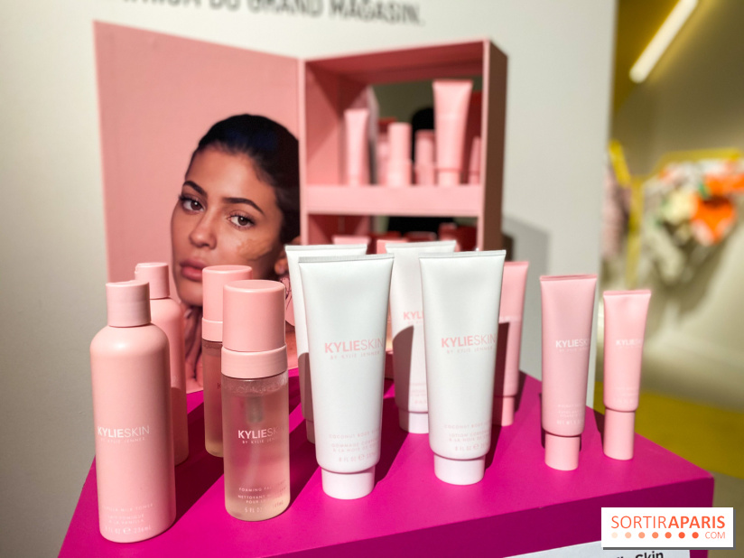 Kylie Jenner installe sa salle de bain et ses soins Kylie Skin aux Galeries Lafayette Champs-Elysées
