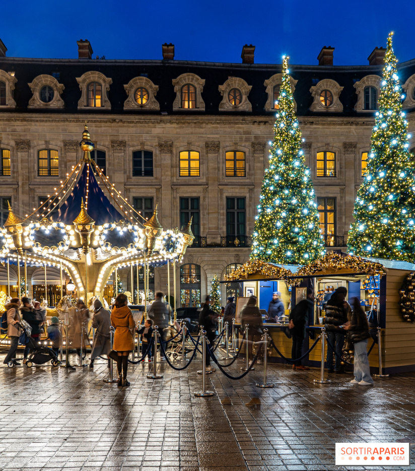 Le Chalet de Noël du Ritz Paris et son carrousel gratuit enchantent la Place Vendôme