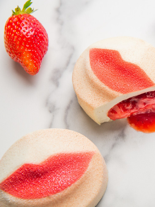 Saint-Valentin chez Ladurée 2024 : pâtisserie et coffret de macarons cœur