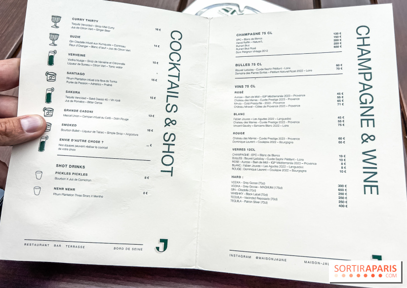 La terrasse jardin de la péniche Maison Jaune à Boulogne en mode guinguette - carte des cocktails et boissons